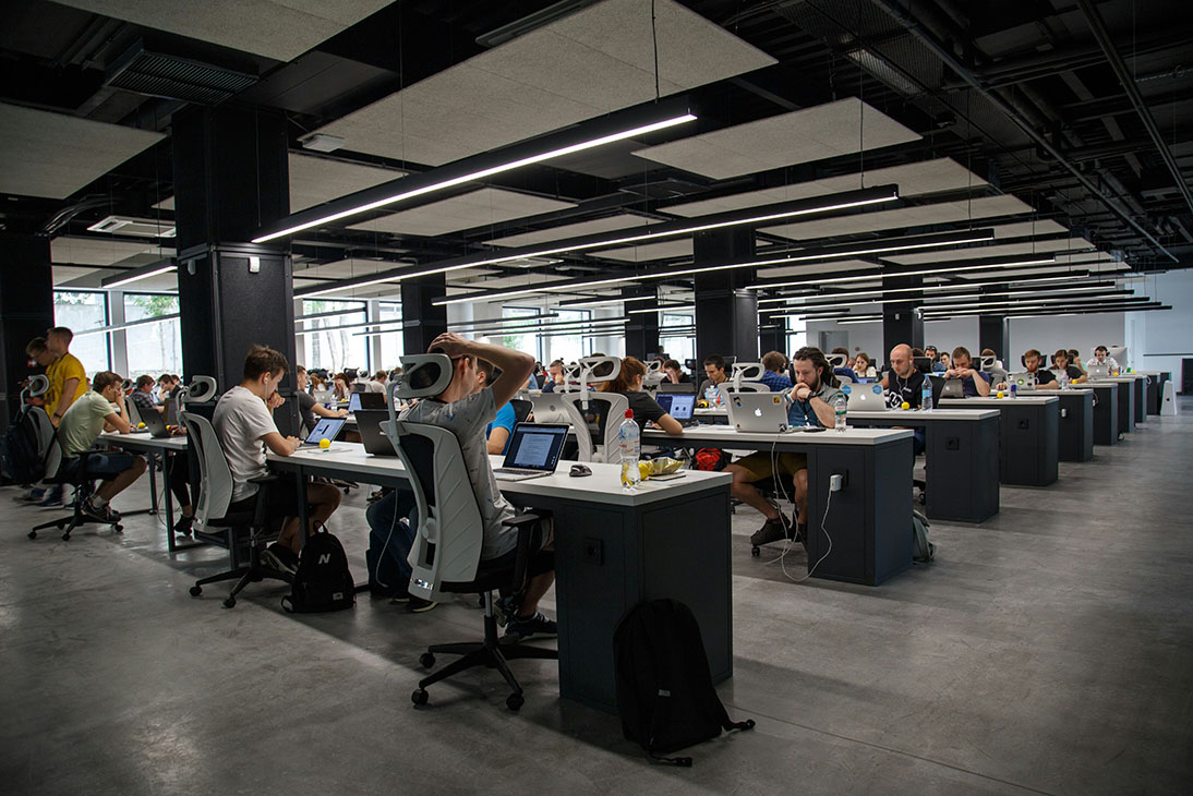 Equipo analizando gráficas de SEO técnico