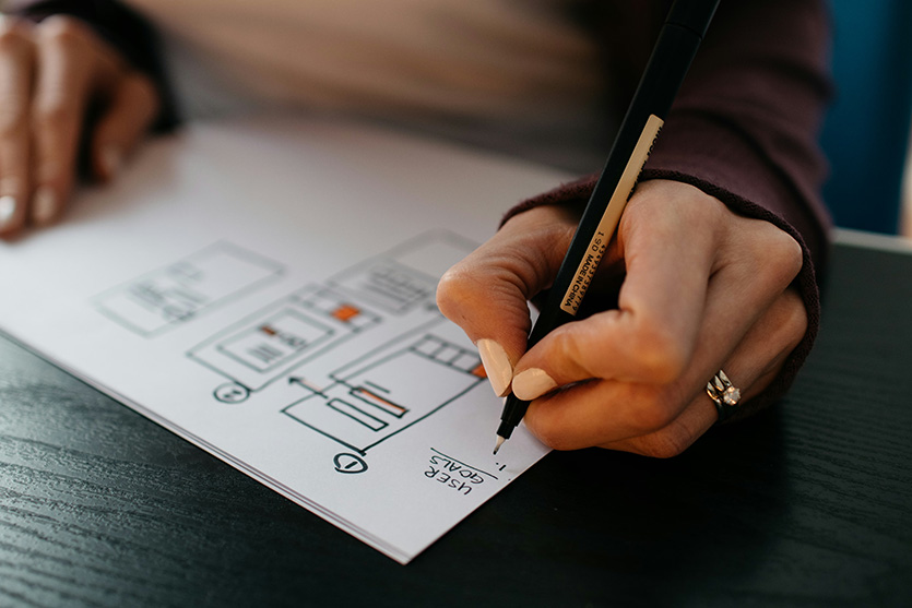 Diseñadores web revisando usabilidad juntos