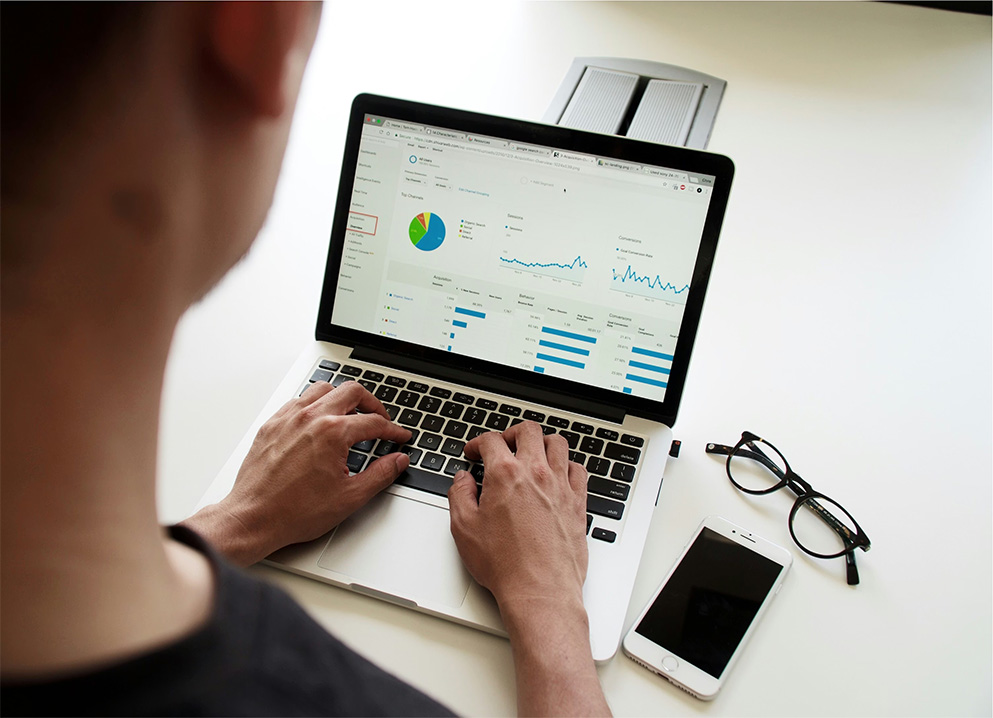 Equipo analizando gráficas y datos de rendimiento