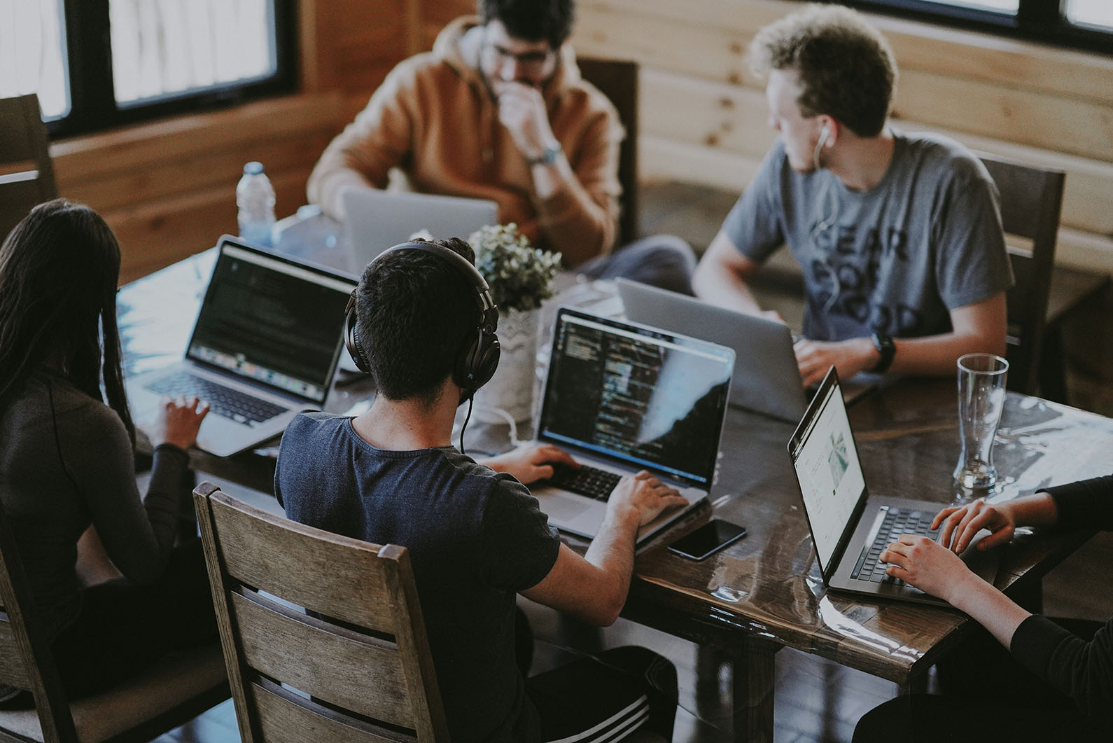 Ejecutivos coordinando el ecosistema de marketing CRM